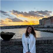 Nativa italiana graduada en Economía y con bachillerato de idiomas da clases de italiano, matemáticas y economía